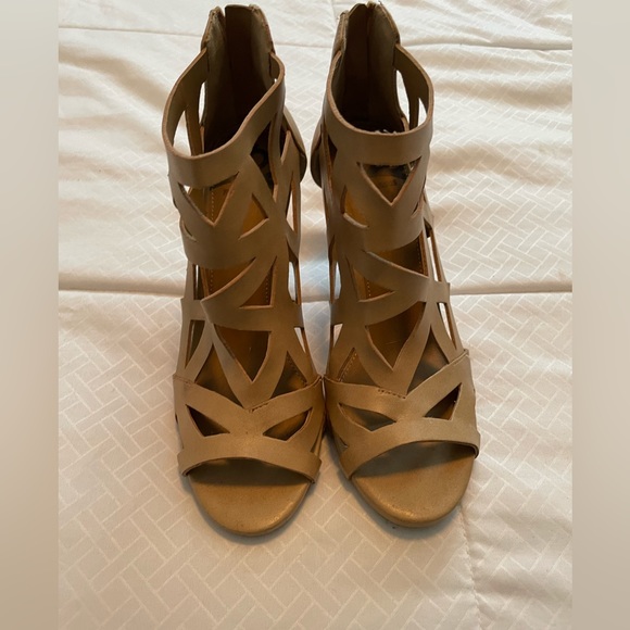 Cute heels with cut out pattern style!! - Picture 1 of 7